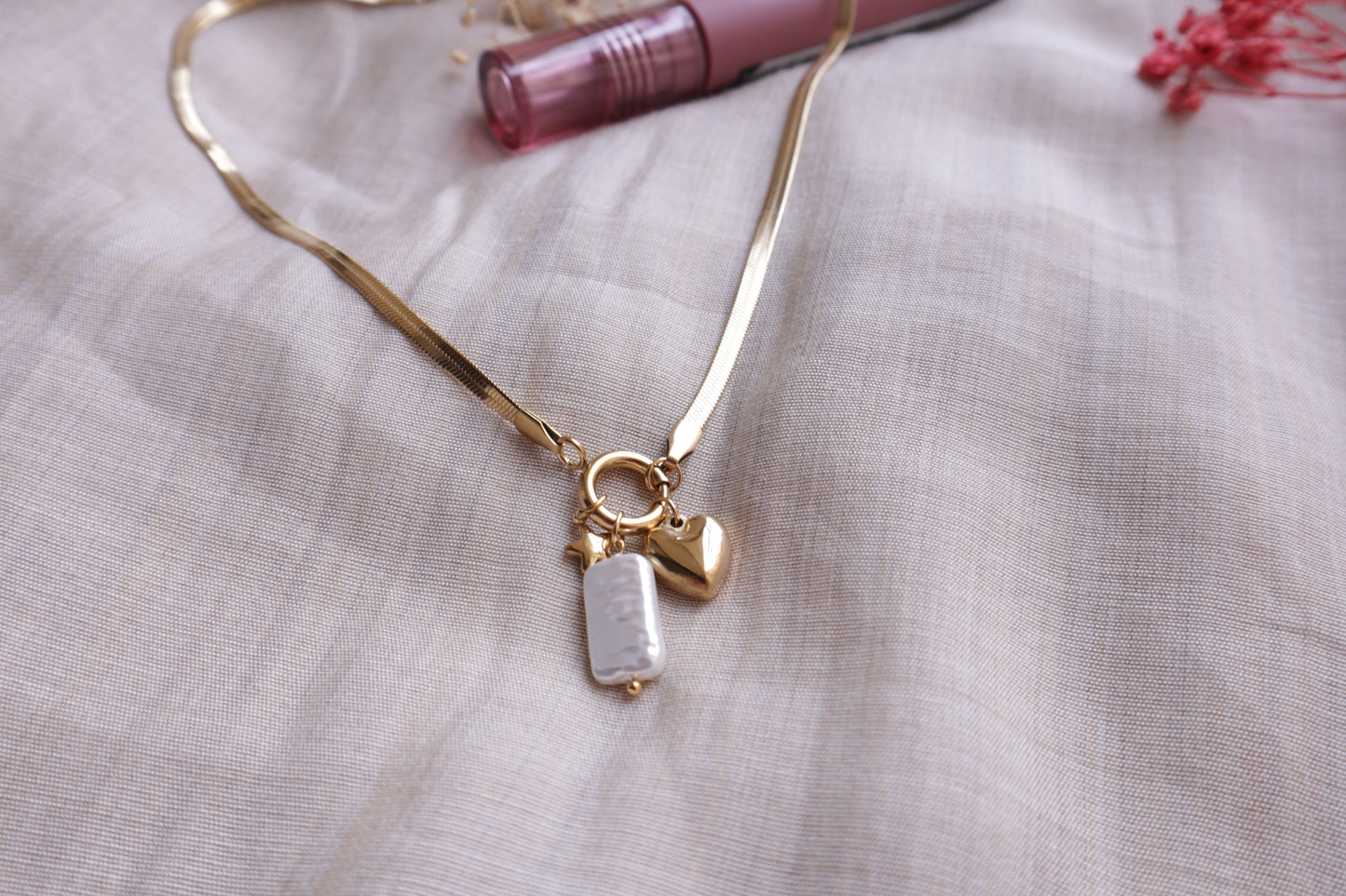 Golden Charm Necklace – Stainless Steel Chain with Pearl and Heart Pendant, featuring a minimalist and elegant design.
