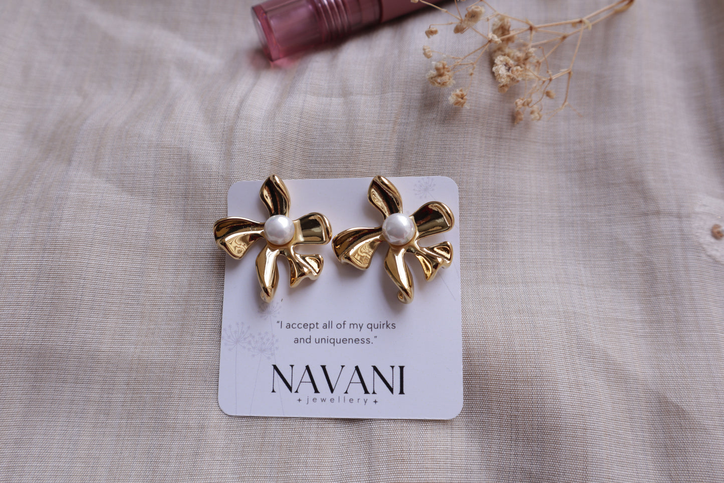 Pearl Bloom Earrings - 18k Gold-Plated Flower Design with Pearl