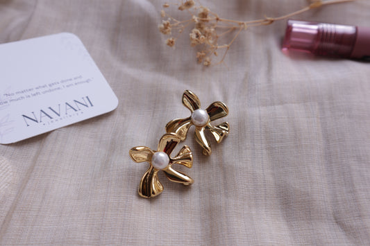 Pearl Bloom Earrings - 18k Gold-Plated Flower Design with Pearl