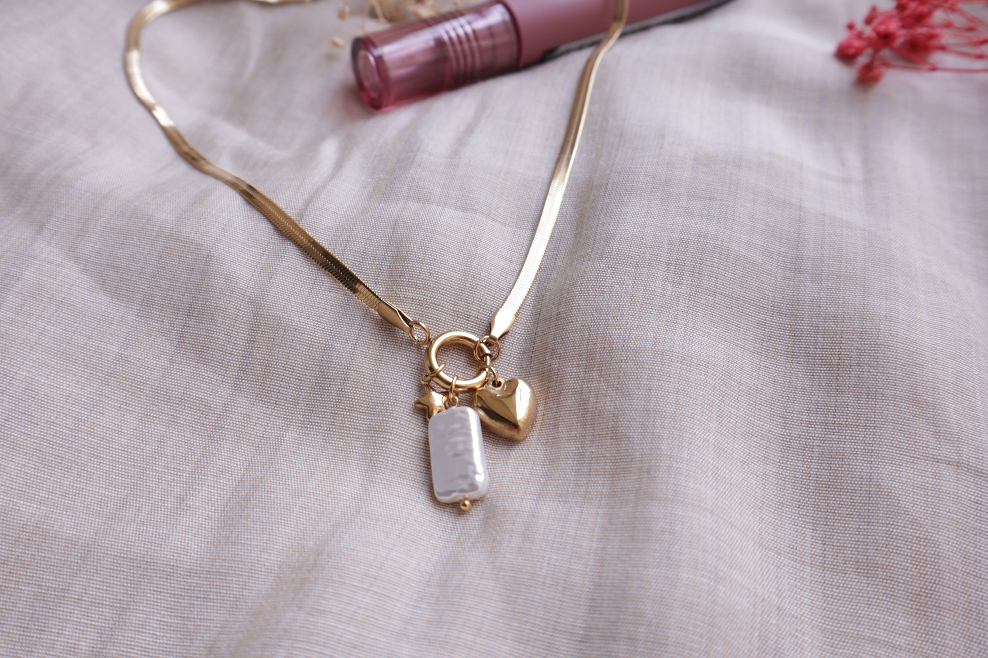 Golden Charm Necklace – Stainless Steel Chain with Pearl and Heart Pendant, featuring a minimalist and elegant design.