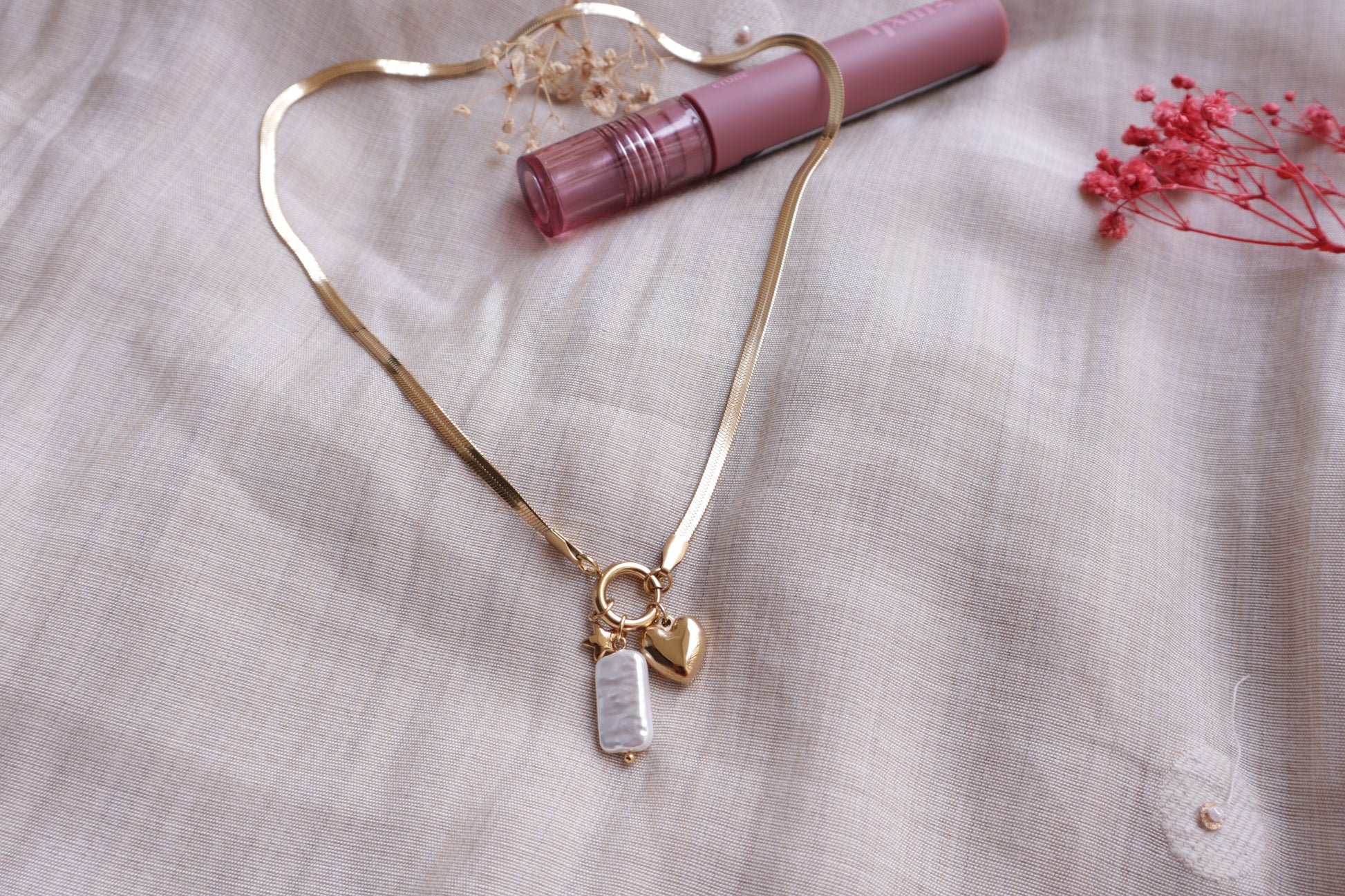 Golden Charm Necklace – Stainless Steel Chain with Pearl and Heart Pendant, featuring a minimalist and elegant design.