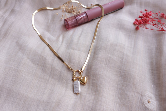 Golden Charm Necklace – Stainless Steel Chain with Pearl and Heart Pendant, featuring a minimalist and elegant design.