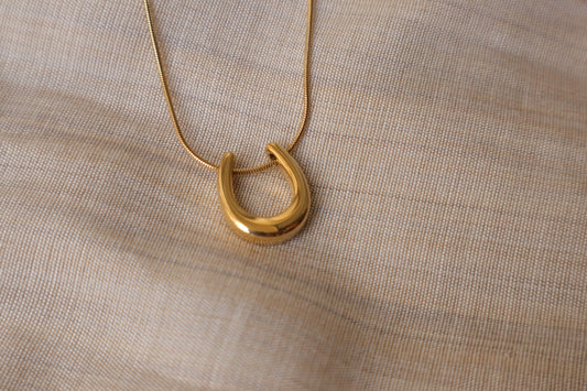 Golden Grace Pendant – Minimal Horseshoe Necklace for Good Luck